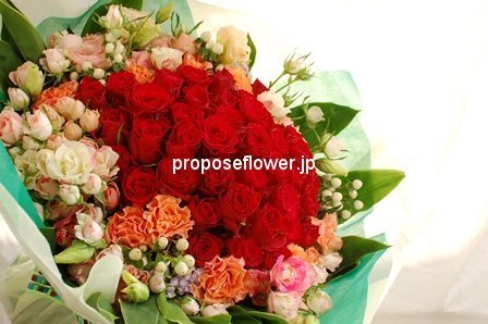プロポーズ赤いバラの花束